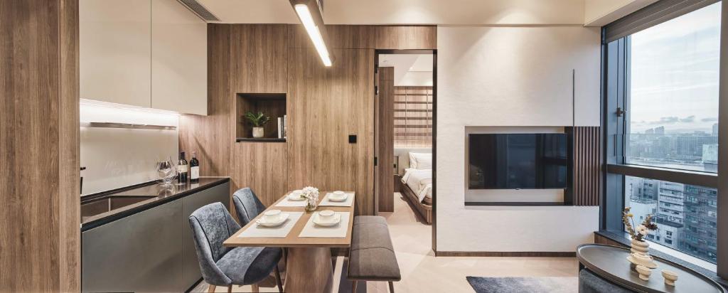 una cucina e un soggiorno con tavolo e sedie di The Stellar a Hong Kong
