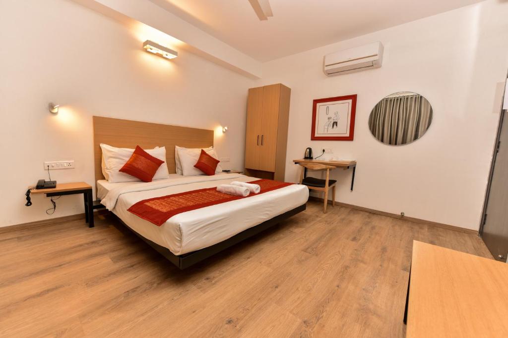 Postel nebo postele na pokoji v ubytování Hotel A4U sector 45 Gurgaon