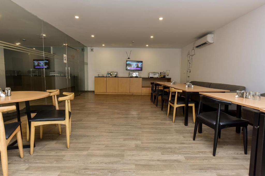 TV a/nebo společenská místnost v ubytování Hotel A4U sector 45 Gurgaon