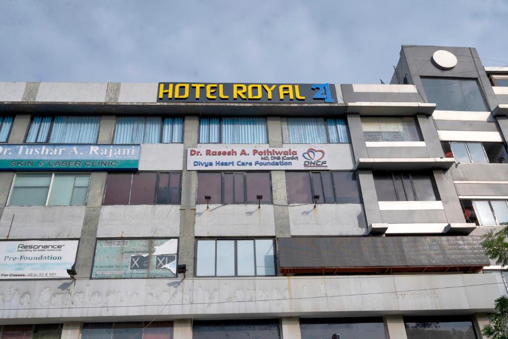 um edifício com um sinal em cima em HOTEL ROYAL 21 em Ahmedabad