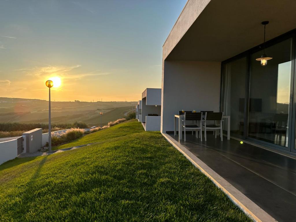 uma vista para uma casa com um relvado verde em Carina Villas na Lourinhã