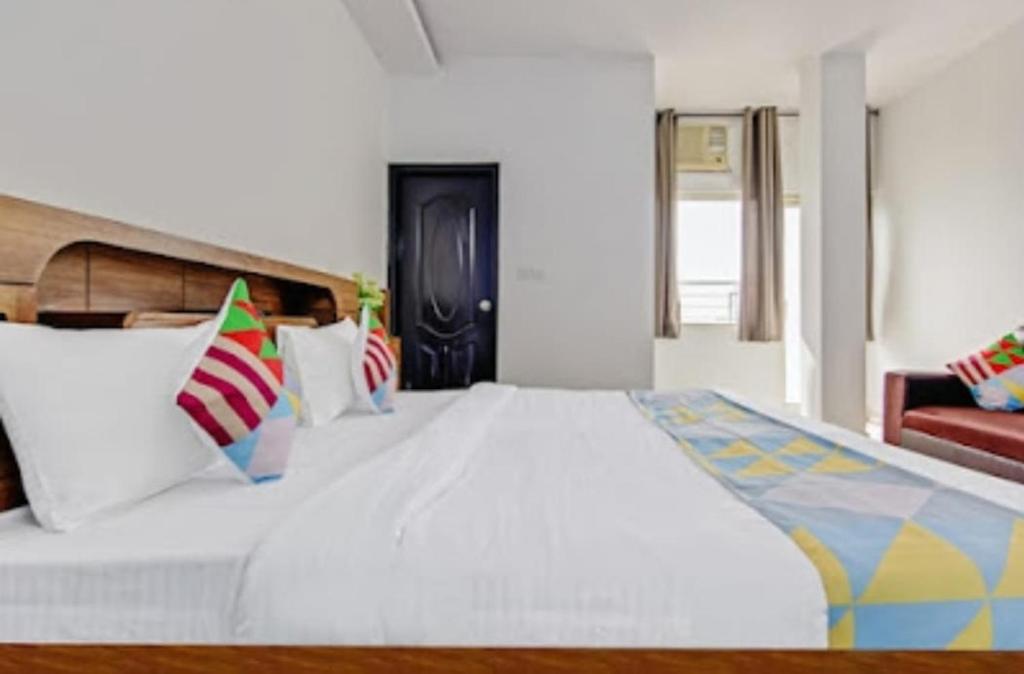 Postel nebo postele na pokoji v ubytování HOTEL THE LAZEEZ