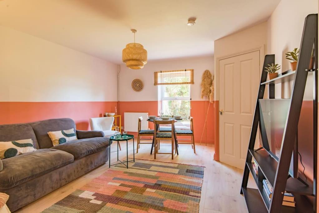 uma sala de estar com um sofá e uma mesa em The Courtyard em Folkestone