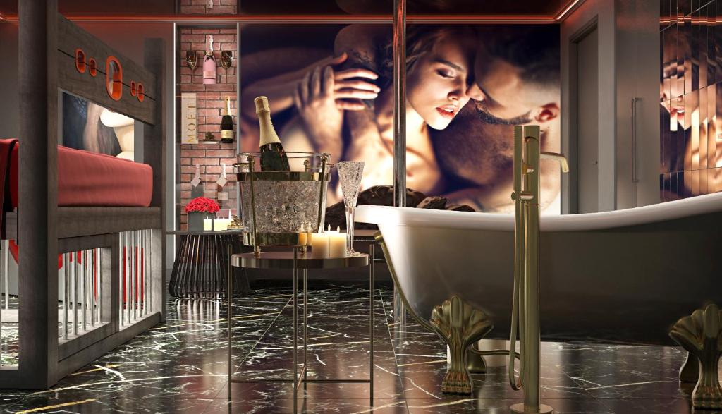 uma casa de banho com uma banheira com um poster de uma mulher em Grey Secret Champagne Apartament Spa em Gdansk