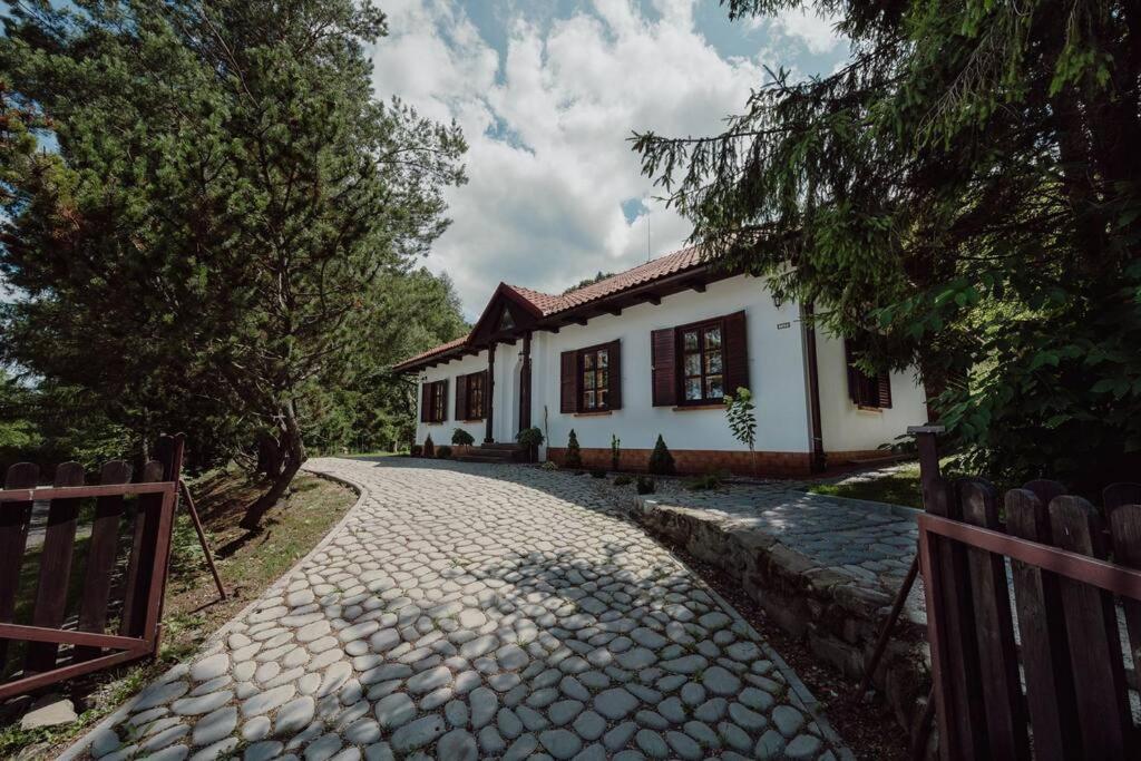 une maison avec une route pavée devant elle dans l'établissement Willa Juszczyn, à Juszczyn