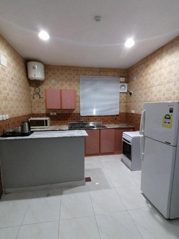 Kuchyň nebo kuchyňský kout v ubytování المواسم الأربعة للوحدات السكنية