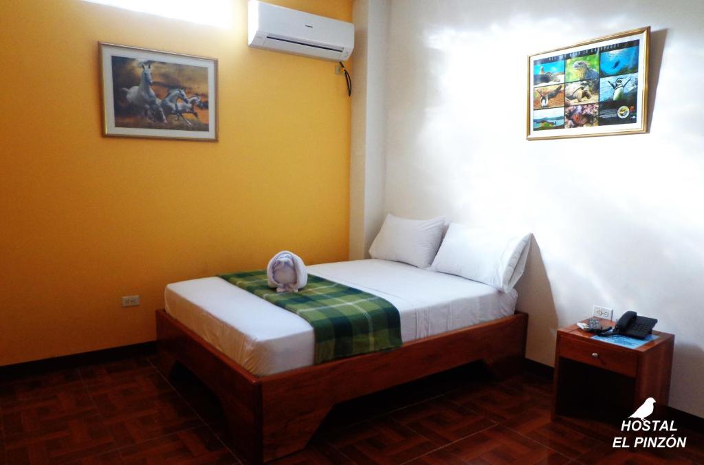 Postel nebo postele na pokoji v ubytování Hostal El Pinzón