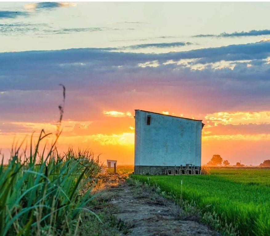 Východ nebo západ slunce při pohledu z prázdninového domu nebo okolí