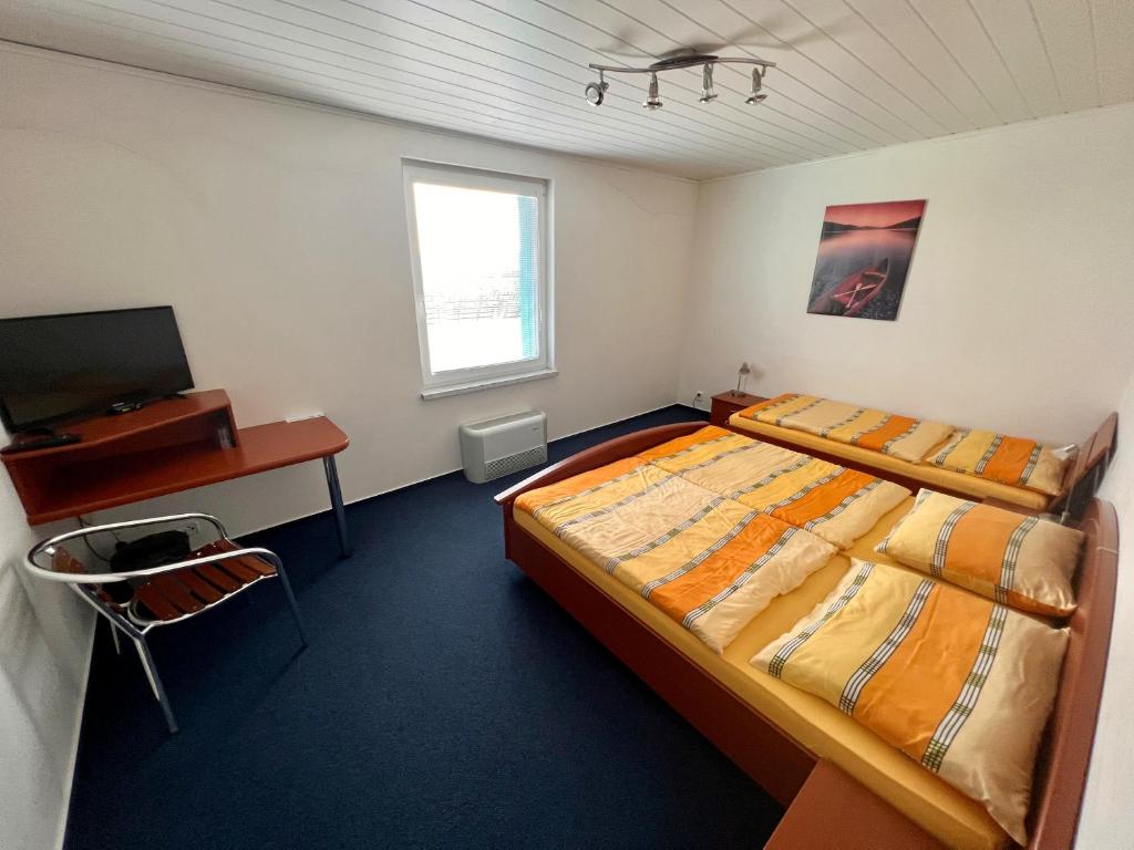 Hotel CAVOK letiště Příbram - Basis Driepersoonskamer