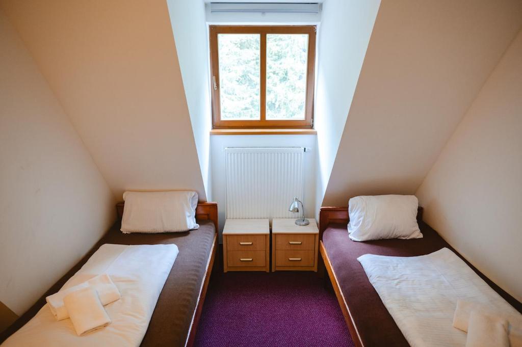 Postel nebo postele na pokoji v ubytování Horský Hotel Popradské Pleso
