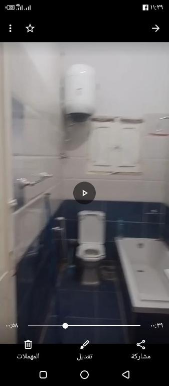 una foto sfocata di un bagno con servizi igienici di سفن تورز هوستيل ad Abu Simbel