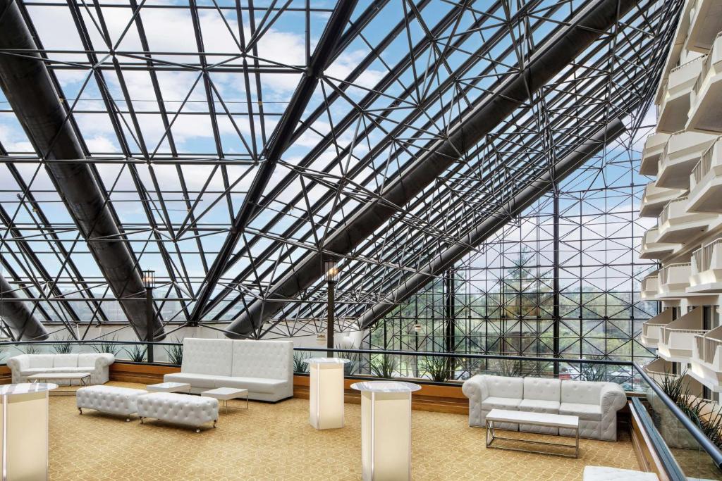Posezení v ubytování DoubleTree by Hilton Hotel Newark Airport