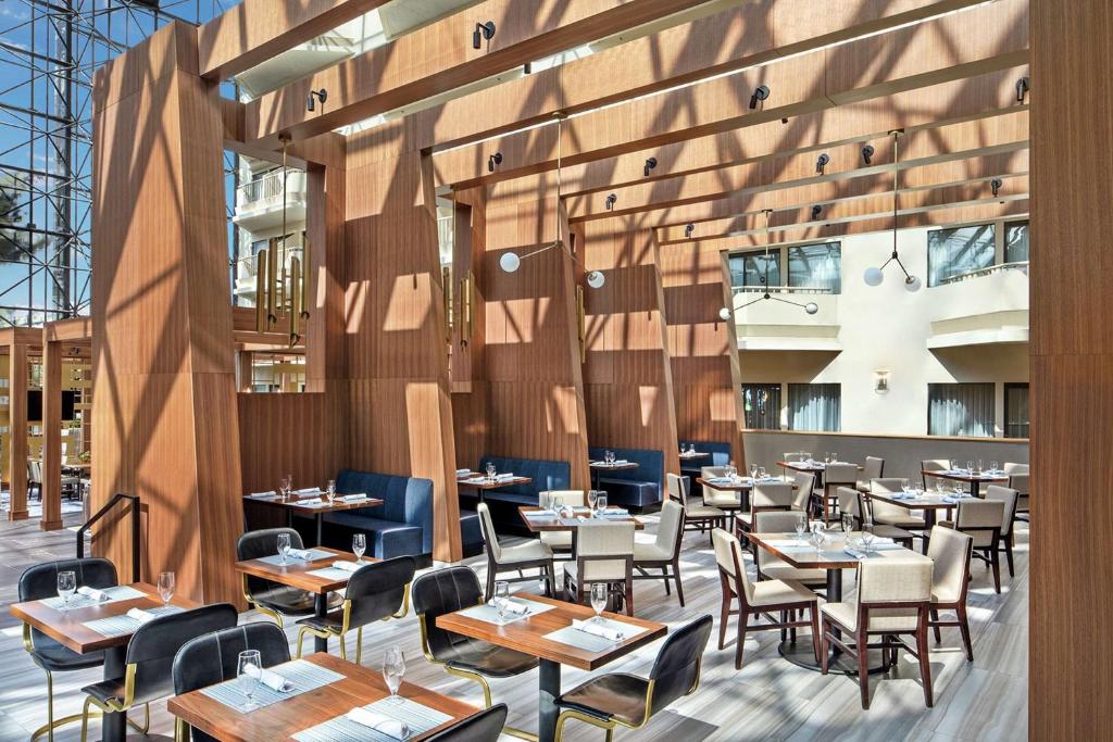 Restaurace v ubytování DoubleTree by Hilton Hotel Newark Airport