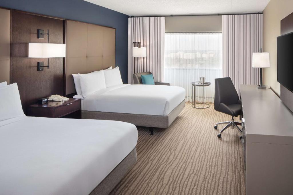 Postel nebo postele na pokoji v ubytování DoubleTree by Hilton Hotel Newark Airport