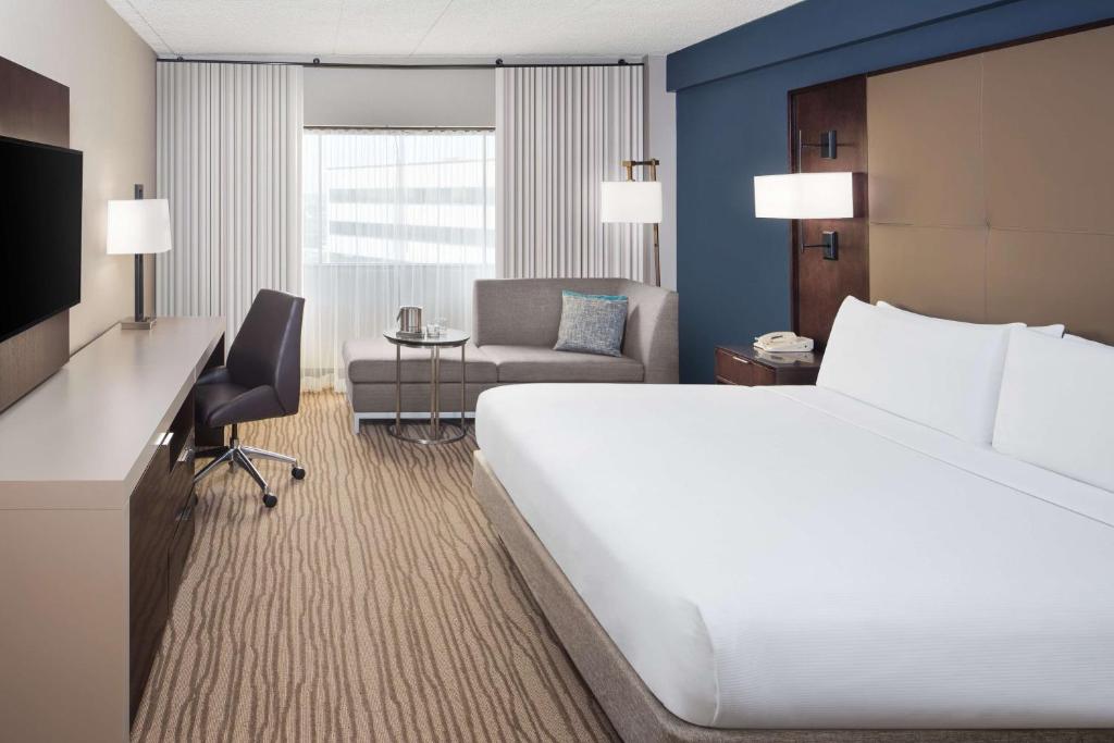 Postel nebo postele na pokoji v ubytování DoubleTree by Hilton Hotel Newark Airport