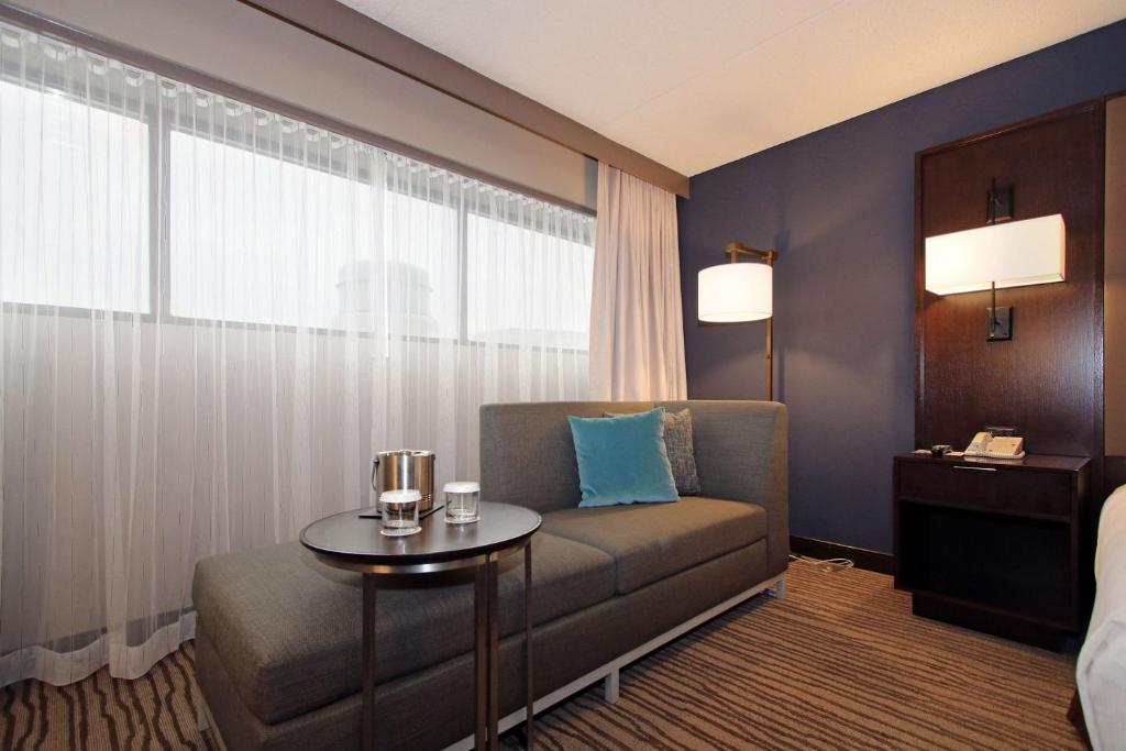 Posezení v ubytování DoubleTree by Hilton Hotel Newark Airport