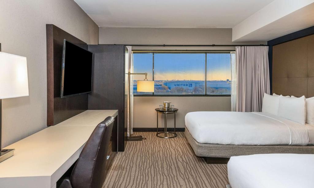 TV a/nebo společenská místnost v ubytování DoubleTree by Hilton Hotel Newark Airport