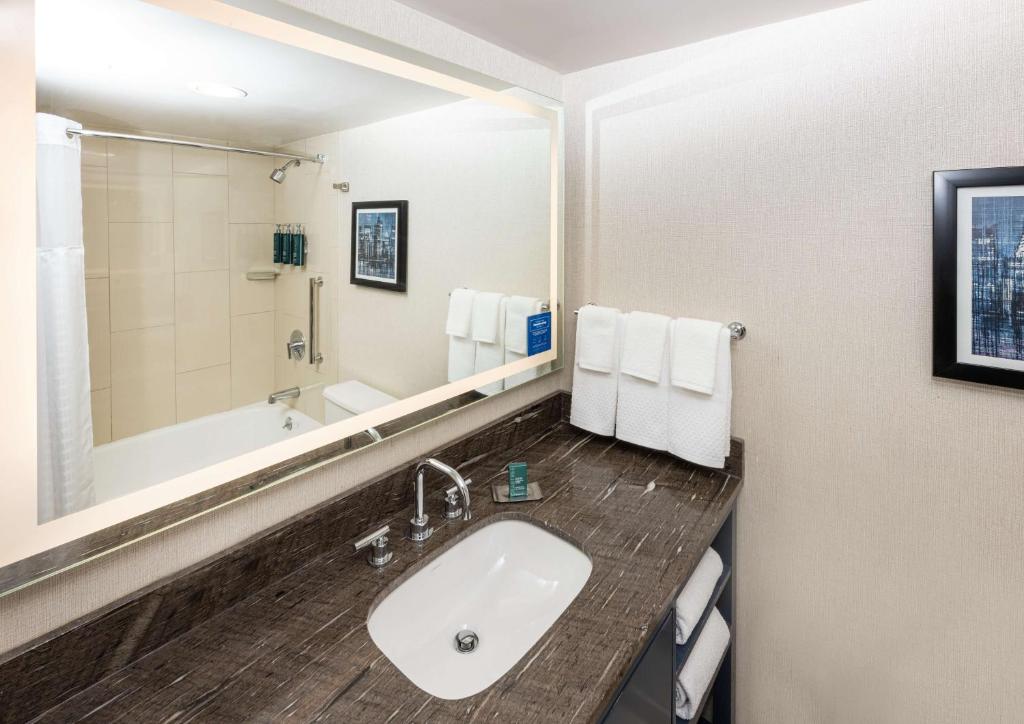 DoubleTree by Hilton Hotel Newark Airport - Double Room With Two Double Beds