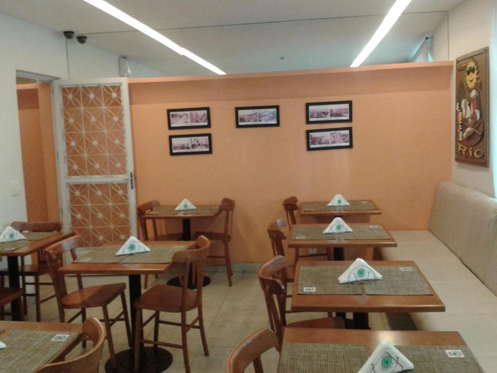 Hotel Venezuela في ريو دي جانيرو: مطعم فيه طاولات وكراسي في الغرفة