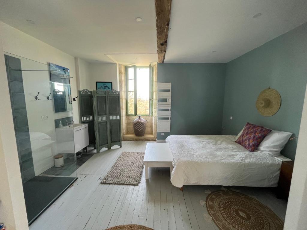um quarto com uma cama e uma cabina de duche em vidro em 1 Rue Pasquet Pool Suite with Kitchen em Beaumont-du-Périgord