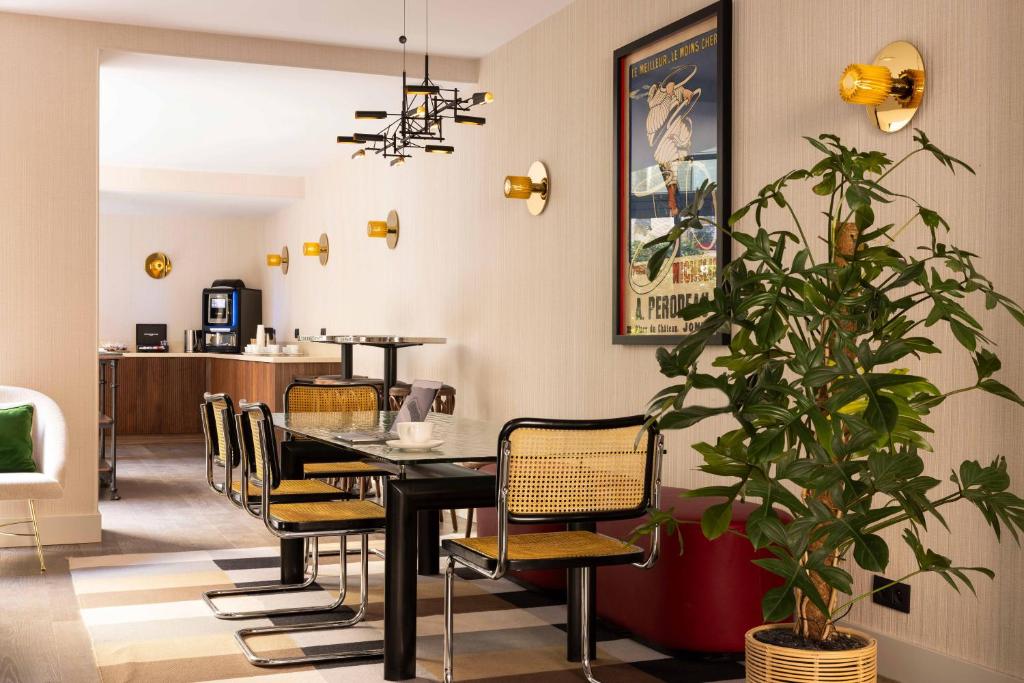 Restaurace v ubytování Hôtel Moderniste