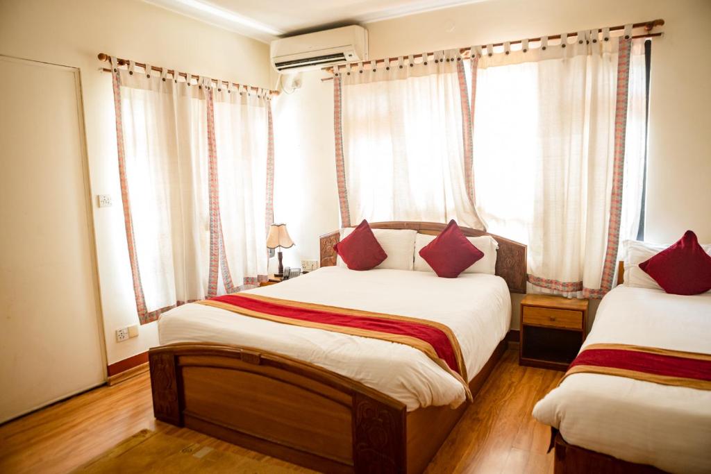 Postel nebo postele na pokoji v ubytování Thamel Eco Resort