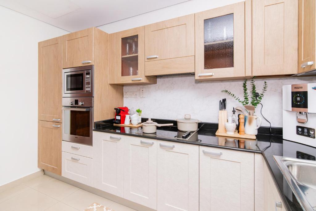 Kuchyň nebo kuchyňský kout v ubytování Dubai Marina,JBR -Luxurious 2 BR King Suite