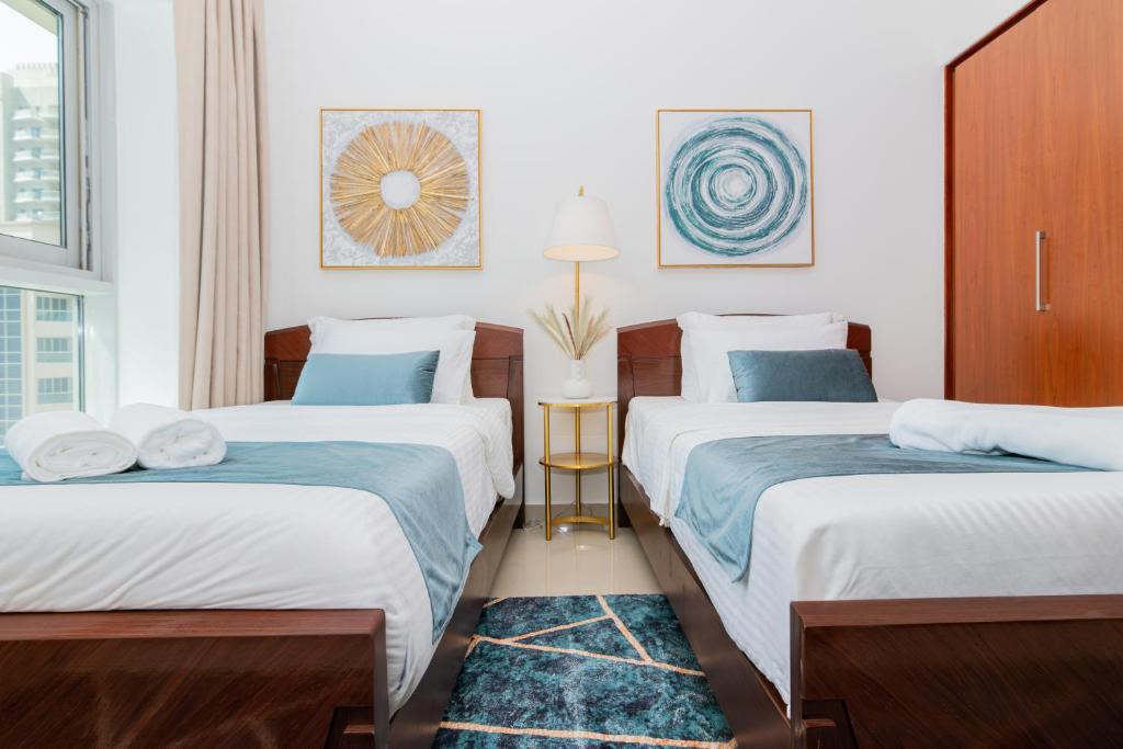 Postel nebo postele na pokoji v ubytování Dubai Marina,JBR -Luxurious 2 BR King Suite