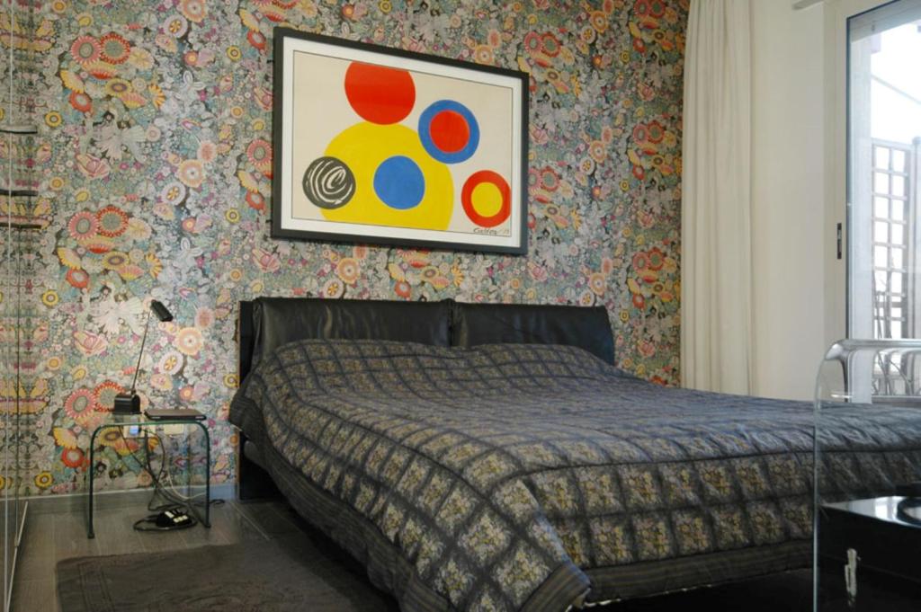 una camera da letto con un letto e un dipinto sul muro di Suite a Ventimiglia