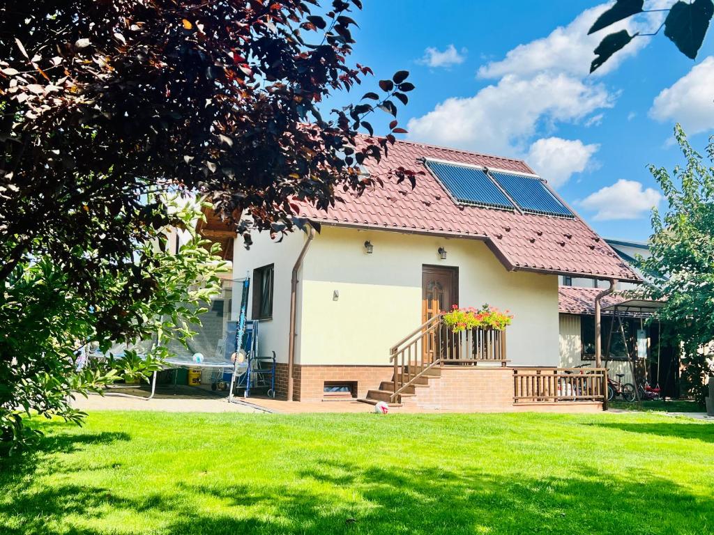 ein Haus mit Sonnenkollektoren auf dem Dach in der Unterkunft Altheda Living Tiny House in Suceava