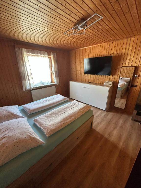Postel nebo postele na pokoji v ubytování Tina a Petr , Lunz am See