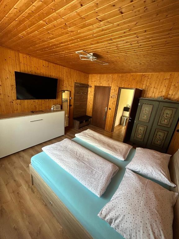 Postel nebo postele na pokoji v ubytování Tina a Petr , Lunz am See