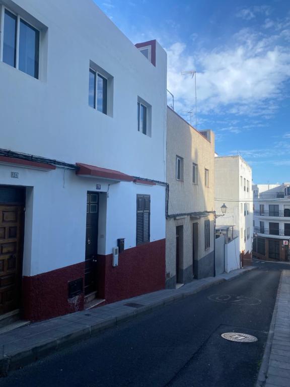 an empty street with white buildings on the side at CASA ARIGABI in Icod de los Vinos