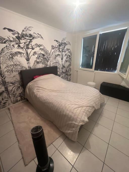 - une chambre avec un lit dans une pièce dotée d'une fenêtre dans l'établissement Appartement, à Valence