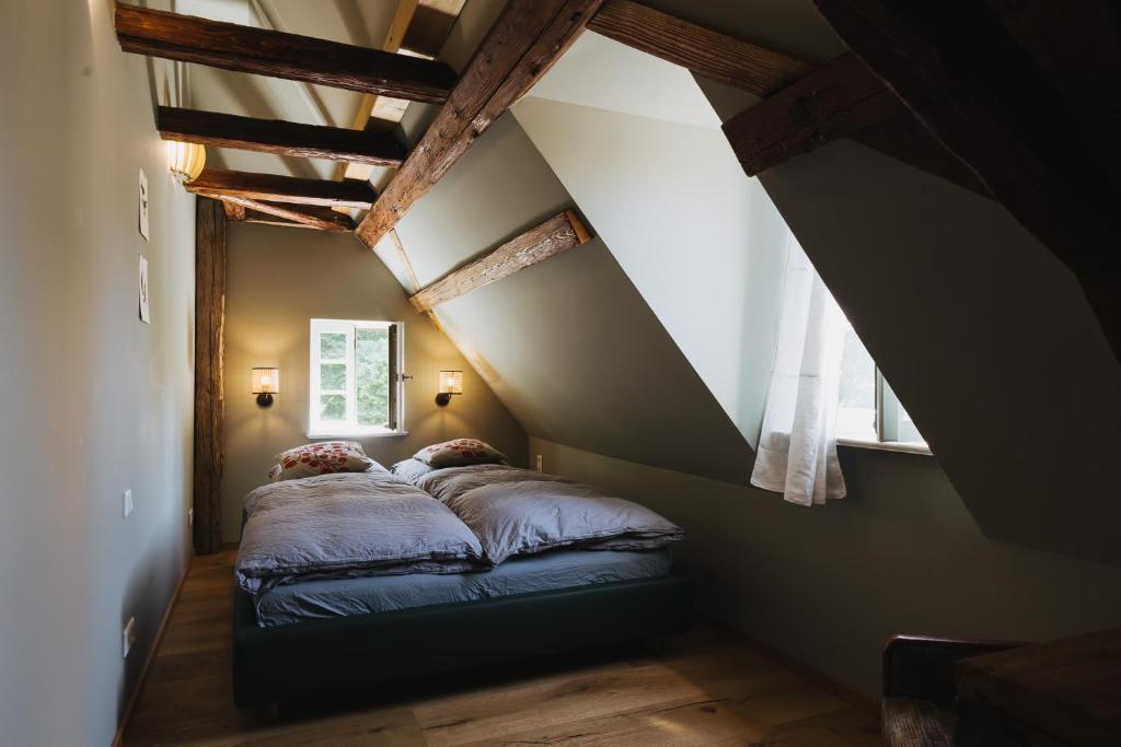 a bedroom with two beds in a attic at Flecksches Gut in Leipzig