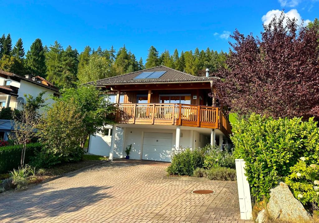 uma casa grande com um deque e uma entrada em Ferienhaus Sonnenberg em Reith bei Seefeld