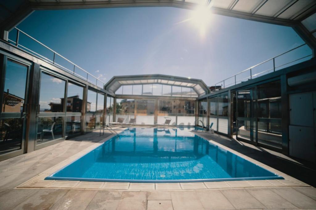 una gran piscina dentro de un edificio en Halykos Hotel, en Cammarata