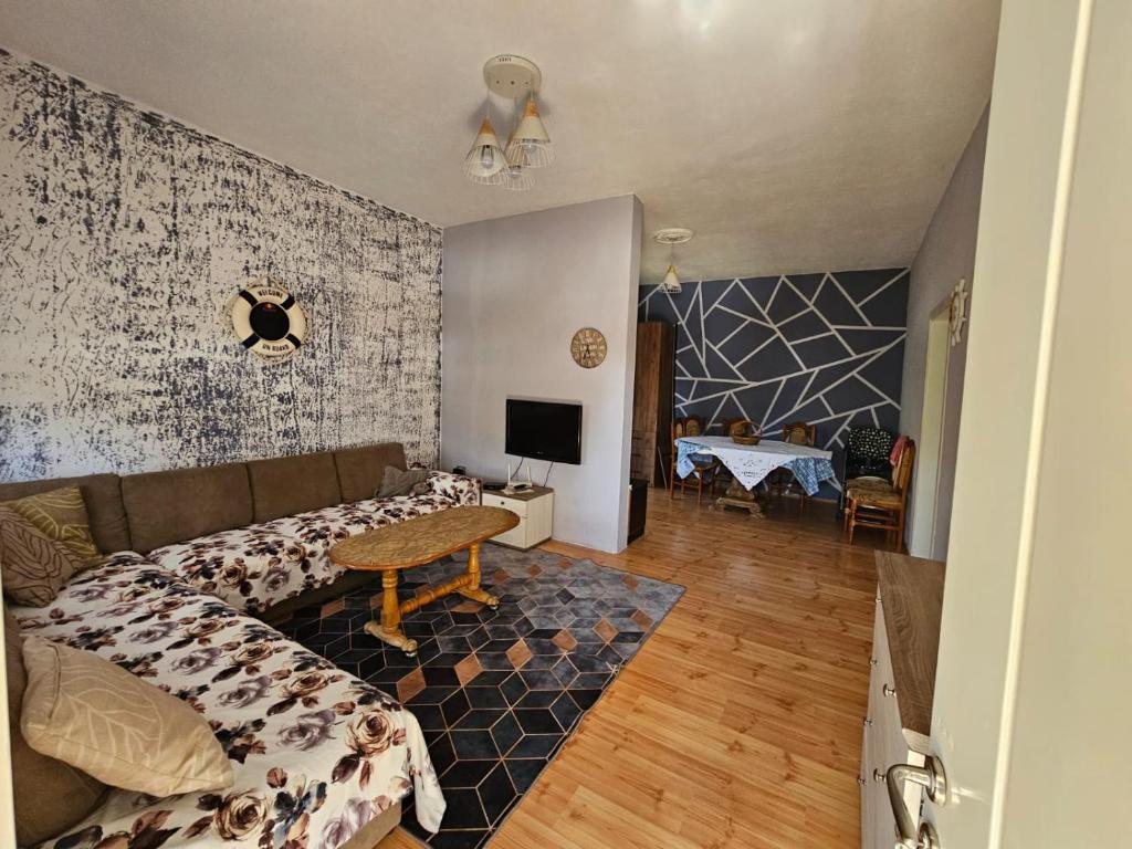- un salon avec un canapé et une table dans l'établissement Titi's home Velipoje, à Velipojë