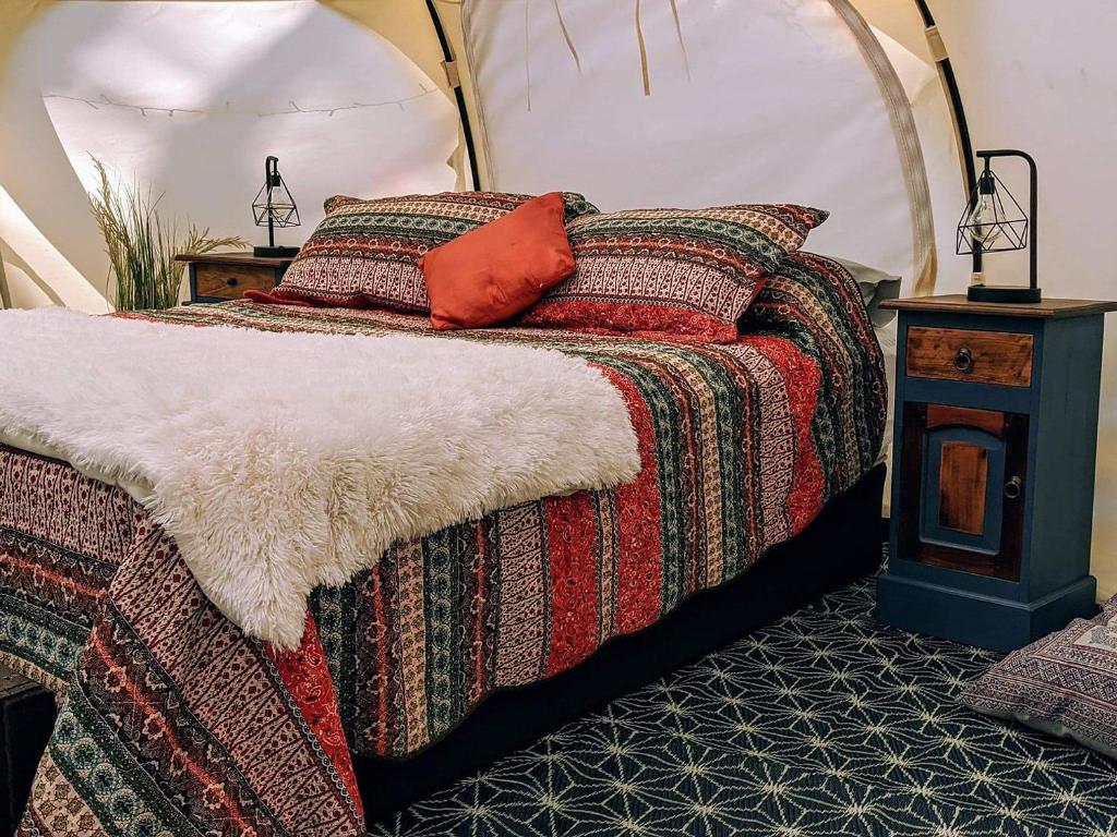 Postel nebo postele na pokoji v ubytování Eversprings Glamping