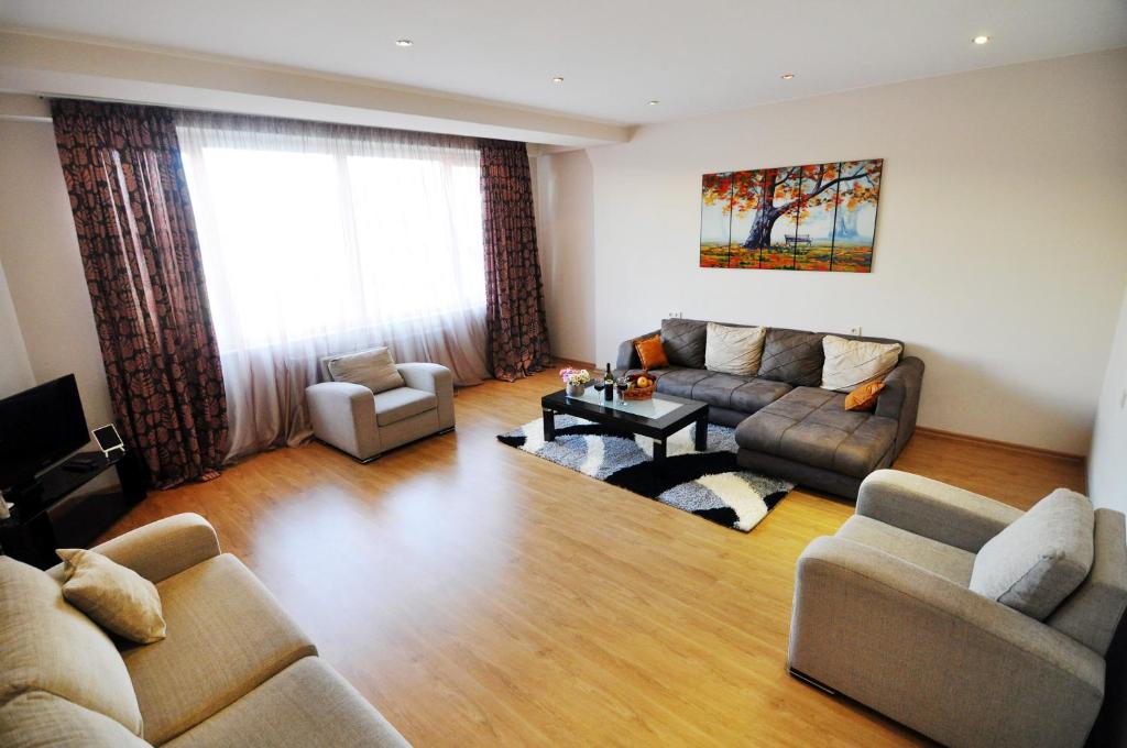ein Wohnzimmer mit 2 Sofas und einem Tisch in der Unterkunft Tbilisi Sweet Home in Tbilisi City
