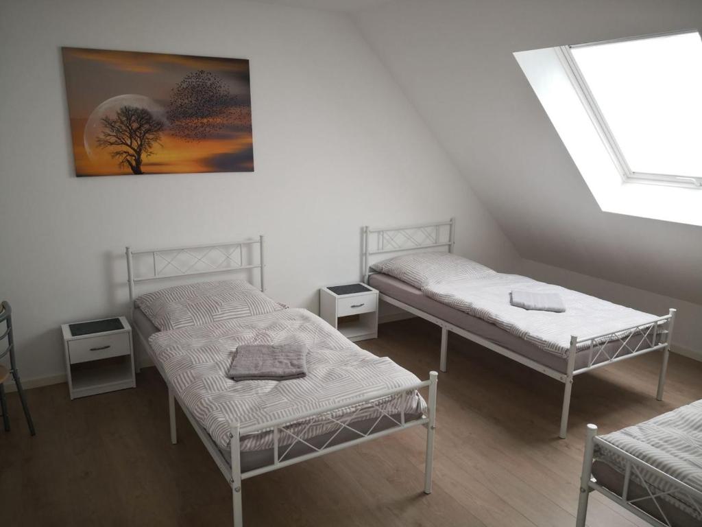 Habitación con 2 camas y ventana en Beautiful Maisonette in Mörfelden-Walldorf, en Mörfelden-Walldorf