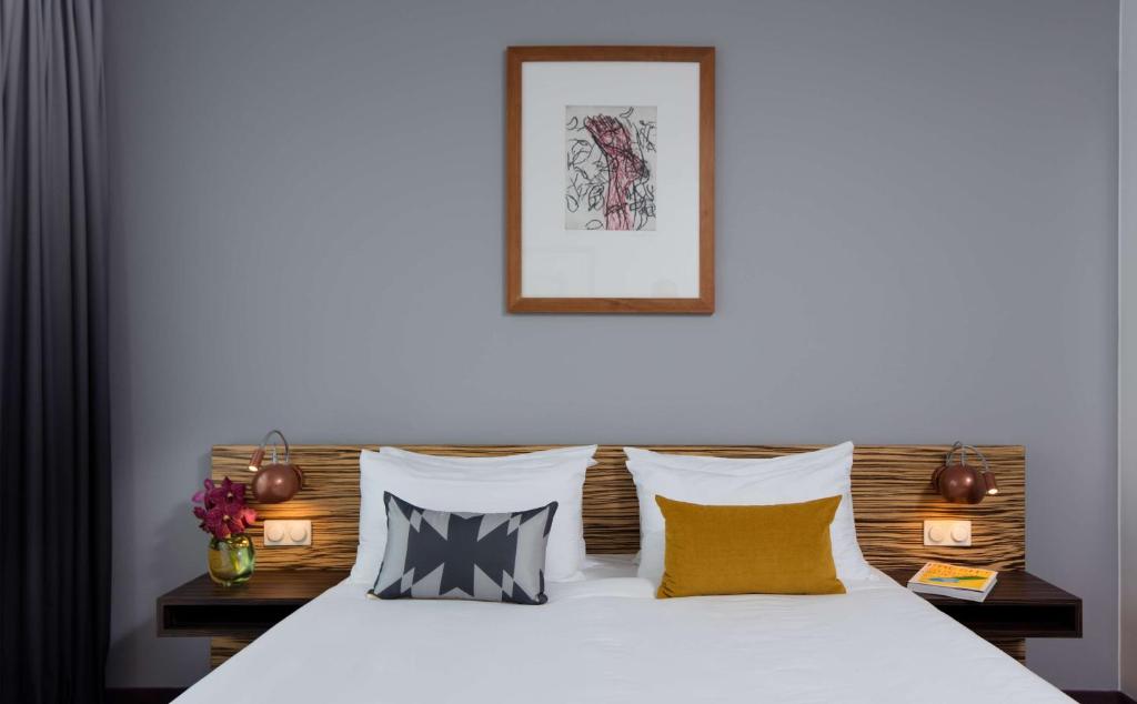 Postel nebo postele na pokoji v ubytování art'otel berlin mitte, Powered by Radisson Hotels