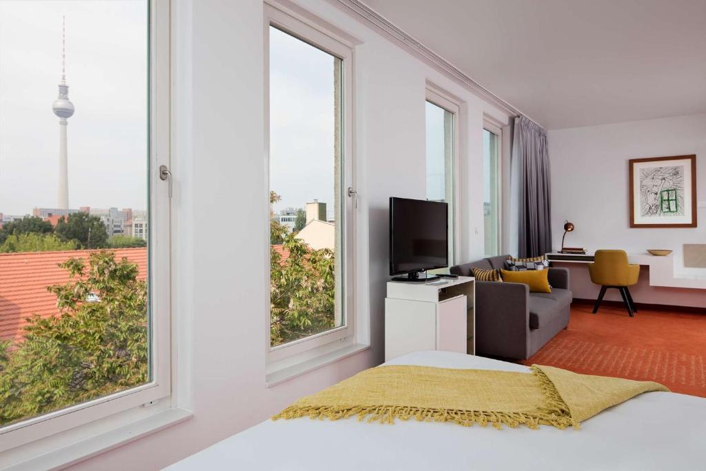TV a/nebo společenská místnost v ubytování art'otel berlin mitte, Powered by Radisson Hotels
