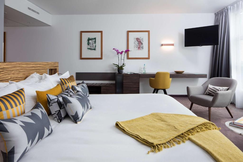Postel nebo postele na pokoji v ubytování art'otel berlin mitte, Powered by Radisson Hotels