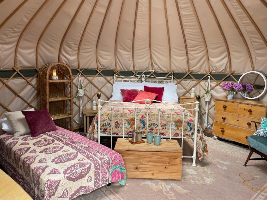 Postel nebo postele na pokoji v ubytování Puckaster Cove Garden Yurt