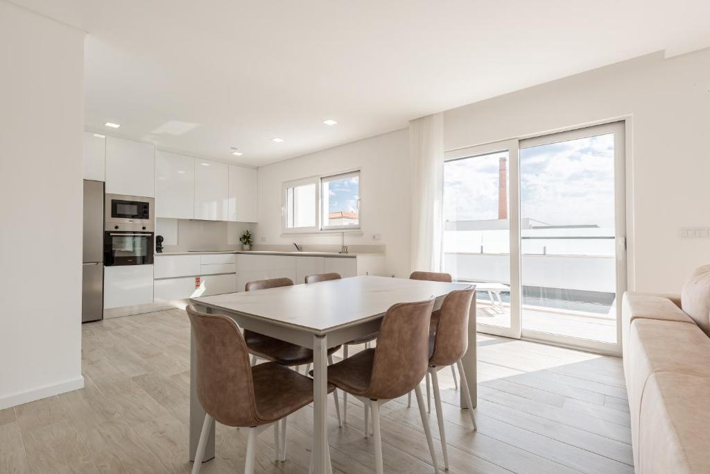 a kitchen and dining room with a table and chairs at Villa Patricia in Santa Barbara