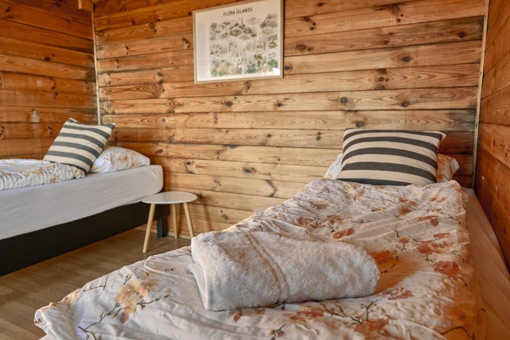 Postel nebo postele na pokoji v ubytování Hlid Huts