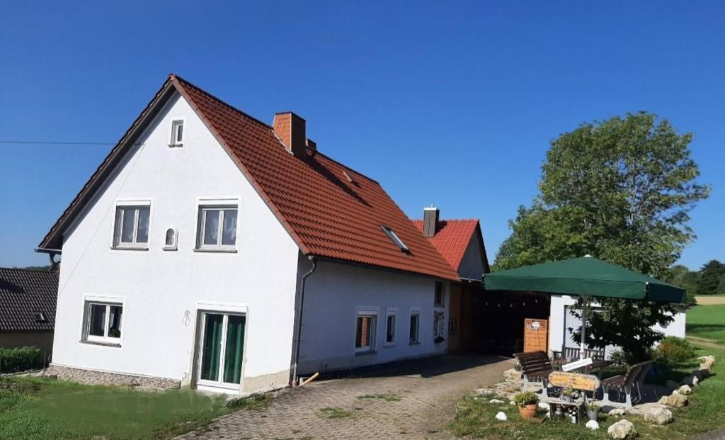 una grande casa bianca con tetto rosso di Ferienhaus Bayerlipp a Scheßlitz