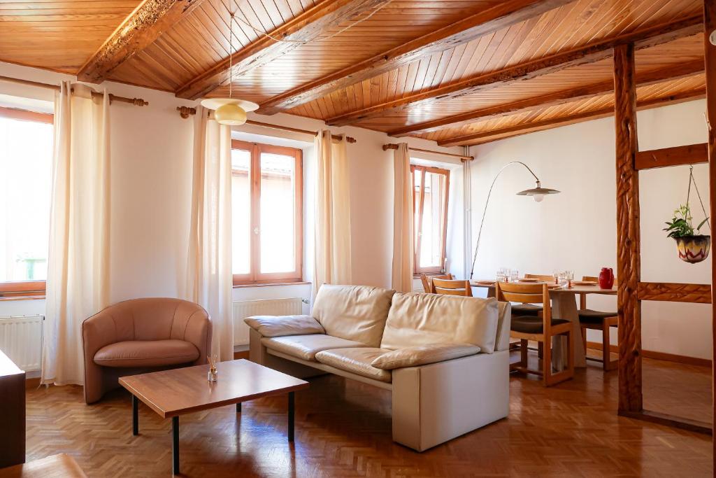 - un salon avec un canapé et une table dans l'établissement Chez Mamama, gîte cosy sur la route des vins, à Dambach-la-Ville