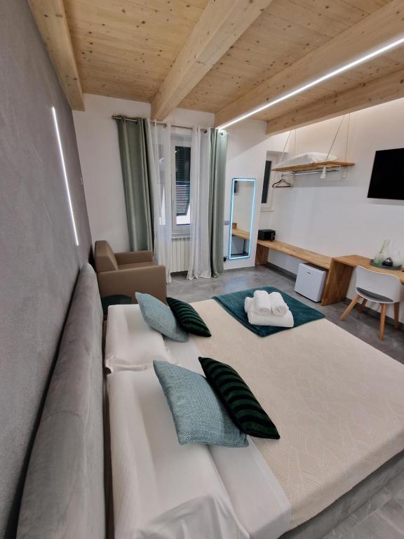 Postel nebo postele na pokoji v ubytování MARLA ROOMS
